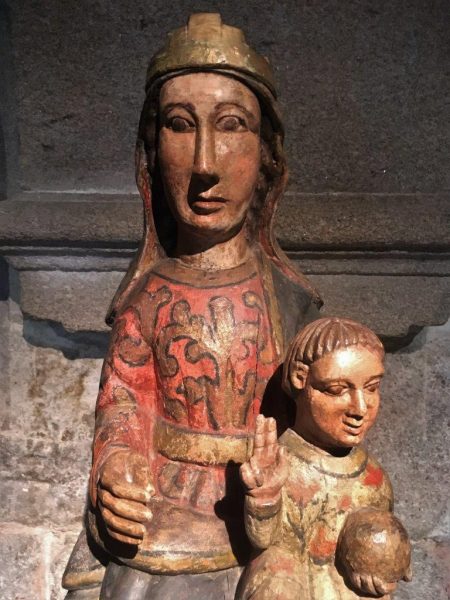Was schwört der Sohn? Marienstatue aus dem 13. Jahrhundert