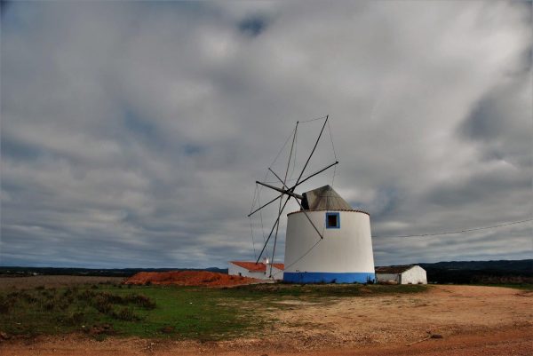 typische Windmühlen im Algarvenhinterland
