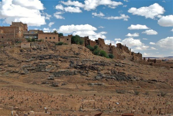 Berberfriedhof im Vordergrund 